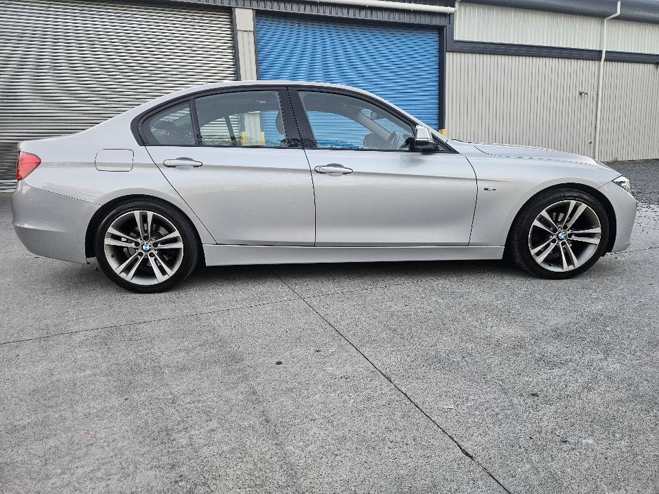 2013 BMW 320i sport f30 5.jpg